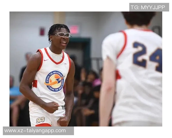 老父亲的骄傲詹姆斯分享多张身穿儿子布莱斯球衣观赛的温馨瞬间